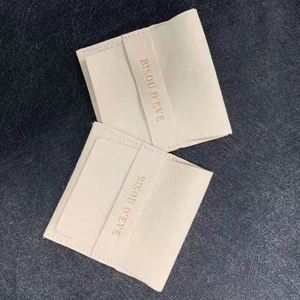 ถุงของขวัญไมโครไฟเบอร์สีงาช้างขนาด 8x8 ซม. พร้อมกระดุมแป๊ก พิมพ์โลโก้ได้  พร้อมแผ่นรองใส่เครื่องประดับขนาด 8x8 ซม. สำหรับนำเสนอสินค้าหรูหราของคุณ - Product Image 6