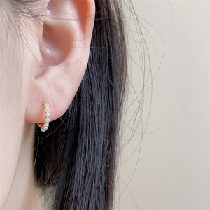Boucles d'oreilles Huggie Hoop Minimalist Silver Needle18k Gold Plated Vintage Waterproof Pearl Hoop Earrings - Product Image 1