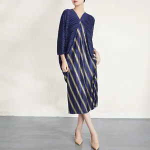 2023 New Batwing Sleeve Dress Europe and America Fashion Gold Stripe Woman Casual Pleated Dress