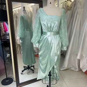 Abito da sera elegante verde menta in raso 2026 con scollo asimmetrico, maniche lunghe, spacco in vita, lunghezza al ginocchio, decorazioni drappeggiate con paillettes - Product Image 2