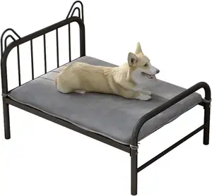 Bingkai tempat tidur anjing kecil tempat tidur logam hewan peliharaan ditinggikan dengan desain telinga anjing di sandaran kepala dan alas lembut untuk anjing dan kucing