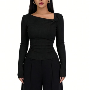 Haut côtelé asymétrique froncé à col asymétrique pour femme - T-shirt court ajusté à manches longues tendance - Product Image 4