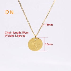 Collar Dina Inspire Jewelry de Acero Inoxidable con Baño de Oro de 18K, Personalizado con Disco de Flores de 12 Meses, Grabado con la Palabra Mamá - Product Image 3