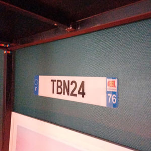 Placa con Nombre Personalizada - Placa Decorativa de 520 x 110 mm para Auto - Garaje - Camión - Resistente a los Rayos UV y a la Intemperie - Product Image 3