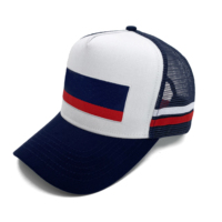 Logo brodé personnalisé Casquette de camionneur en gros 5 panneau bleu marine haut profil bande latérale rouge Snapback Cap hommes Fit Trucker Hat
