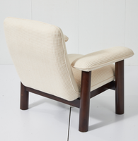 Fauteuil moderne en tissu beige tissé avec pieds en bois foncé, accoudoirs, chaise de loisirs écologique pour la maison, le bureau, élégante et confortable