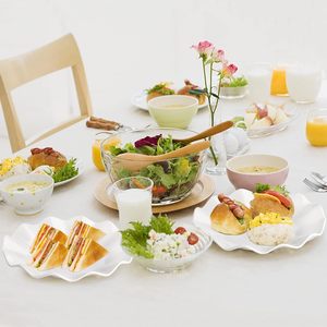 Melamin yemek tabağı beyaz çiçek şekilli parti gıda sınıfı toptan özel renk özel Logo baskılı çevre dostu tarak dalgalı - Product Image 6