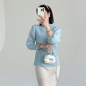 เสื้อเบลาส์พลีทคอเต่าสีฟ้าอ่อนสไตล์มิยาเกะสำหรับผู้หญิง แขนระบายเก้าส่วน แต่งระบายยางยืด เสื้อท่อนบนทรงหรูหรา เหมาะสำหรับใส่ทำงาน - Product Image 3