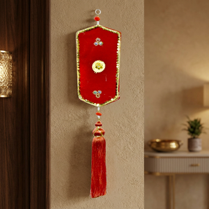Sculpture murale suspendue en tissu rouge céruleen hexagonal traditionnel, décoration intérieure, par Artistic Flower Factory - Product Image 3