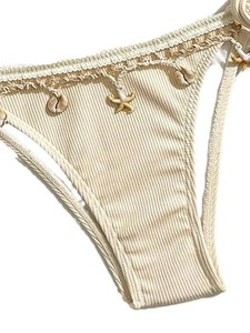 Bikini de mujer con parte inferior de tanga acanalada, ribete de encaje y dijes de concha, color beige. - Product Image 4