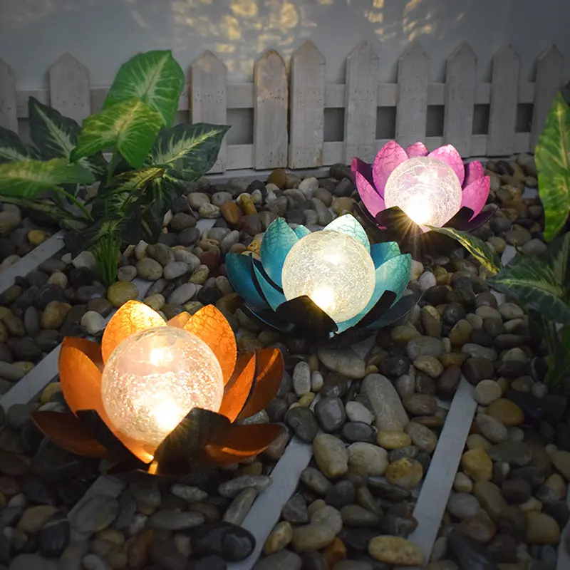 La fleur solaire de Lotus de boule en verre en métal allume les lumières extérieures de jardin