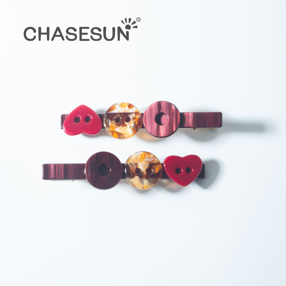 Barrette à cheveux en forme de cœur rouge, motif écaille de tortue ondulée.