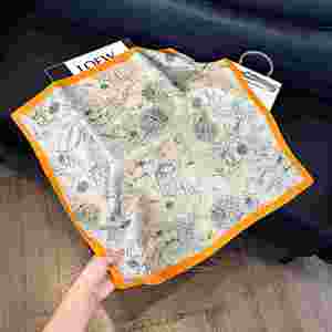 Écharpe pour femme Printemps et automne 2025 Nouvelle collection 70 * 70 cm Fleur Tempérament Soie artificielle Foulard Châle - Product Image 1