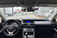 Lexus IS 2017 d'occasion, berline LHD, essence, 5 places, cuir, jantes R17, automatique, toit ouvrant, caméra 360°, caméra de recul