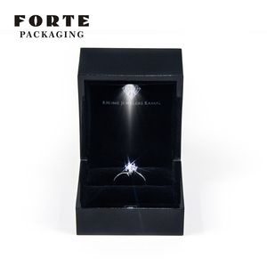 FORTE alta confezione di gioielli in legno lucido LED luce Logo Custom scatole di gioielli per collane orecchini e anelli - Product Image 5