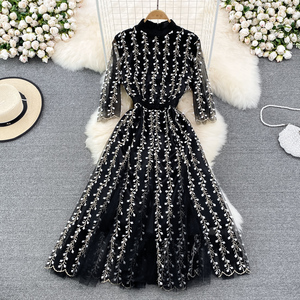 Luxuriöses Abendkleid mit Stehkragen, Feenhafte Stickerei, Tüll-Einsatz, A-Linie, Langes Kleid für Gesellschaftliche Anlässe - Product Image 2
