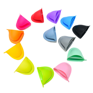 OKOLAY Mini mitaines <span class=keywords><strong>de</strong></span> four résistantes à la chaleur avec logo imprimé personnalisé Gants amusants et mignons Mitaine <span class=keywords><strong>de</strong></span> four en silicone pour la <span class=keywords><strong>cuisine</strong></span> - Product Image 3