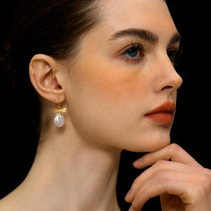 Pendientes de Perlas Pequeños de Estilo Retro Literario Francés para Mujer, Aspecto Original, Plata de Ley, Libélula, Estilo Barroco - Product Image 4