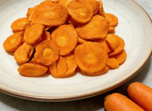 Rebanadas y cubos de zanahoria orgánica liofilizada, perfectos para refrigerios, ingredientes de cocina y alimentos saludables a granel. - Product Image 2