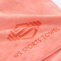 Serviette de sport, de plage ou de cadeau en microfibre multicolore, écologique, à séchage rapide, avec logo personnalisé marqué au laser et brodé en relief