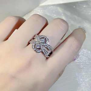 Anello Vintage con Design Floreale a Croce per Donne - Product Image 3