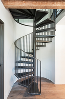 Escalier en colimaçon en bois pour maison duplex et appartement, design architectural contemporain ODM avec marches en bois dur