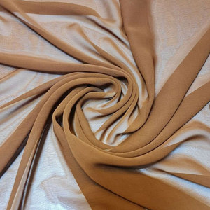 Rollo de tela de gasa de poliéster suave de primera calidad en color marrón camel para vestidos de mujer y material de gasa de poliéster teñido liso para uso en confección. - Product Image 1