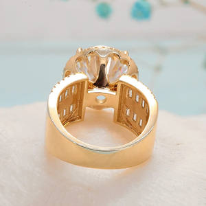 Anello di fidanzamento in Moissanite tonda 10k, 6.0ct' - Product Image 4