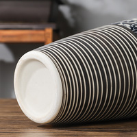Vase moderne minimaliste en porcelaine bleue et blanche sculpté à la main pour la décoration de la maison et la culture hydroponique