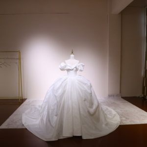Abito da sposa a linea ad A con corsetto a cuore taglie forti <span class=keywords><strong>Royal</strong></span> <span class=keywords><strong>Princess</strong></span> con fiori in pizzo e strascico a cappella - Fabbrica OEM ODM per abiti da sposa - Product Image 1