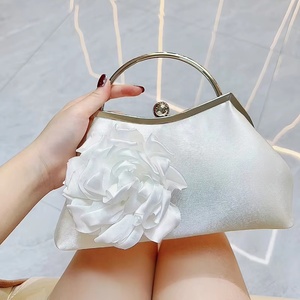 Sac à main élégant en satin plissé 2026 pour femme, pochette <span class=keywords><strong>de</strong></span> soirée chic avec chaîne et fleur 3D - Product Image 1