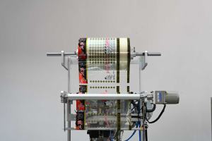 Semi Auto Cubo Cadena Embalaje Lentejas Granos Bolsa Snacks Chips Bolsita Palitos de carne <span class=keywords><strong>Doritos</strong></span> Chips Sellado Máquinas de embalaje - Product Image 2