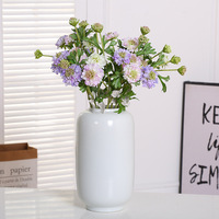 Bunga Scabiosa Pincushion Buatan 56cm yang Menyerupai Asli dengan 3 Kepala dan Batang Berbulu untuk Dekorasi Pusat Meja Pernikahan Gaya Korea.