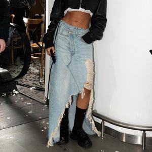 Jupe longue en jean déchiré pour femme, jupe midi en denim tendance, style streetwear, bleu clair délavé, tricotée - Product Image 2