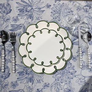 Juego de platos de cena de cerámica con forma festoneada europea con placas de carga de borde de Color para decoraciones de mesa de eventos de boda - Product Image 3