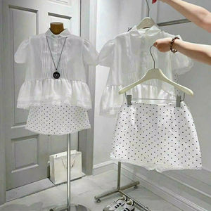 Ensemble haut blanc style poupée avec boutons recouverts et jupe plissée, style chic décontracté vietnamien, col Peter Pan, mini-short à pois - Product Image 1