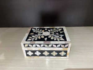 Boîte à bijoux en résine moderne et luxueuse très polie avec panneau en MDF pour le rangement des bagues et les cadeaux pour les accessoires - Product Image 6