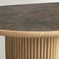 Table basse ovale avec plateau en marbre, bord en bois, base en piédestal cannelé pour salon