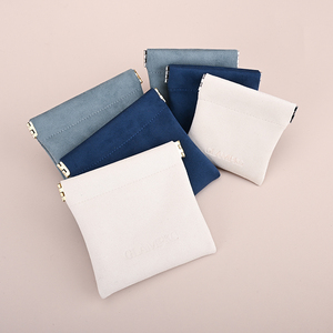GLAMPKG Bolsa de Joyería de Terciopelo con Cierre Automático, Organizador de Maquillaje y Herramientas de Viaje, Bolsa de Microfibra de Gamuza - Product Image 4