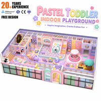 Structure de jeu intérieure personnalisée pour enfants : Piscine à balles, toboggan, cabane dans les arbres, structure d'escalade et carrousel sur le thème des pastels