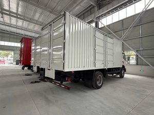 Très populaire en Afrique, camion de fret Sinotruk Howo à moteur diesel avec cabine et caisse de chargement fermée avec portes arrière et latérales - Product Image 5