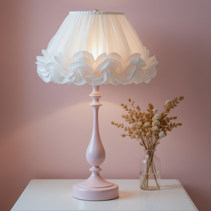 Style shabby chic avec une base en céramique rose et une teinte en mousseline blanche à volants spectaculaires. - Product Image 1