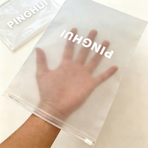 Sacs en plastique refermables de haute qualité avec impression personnalisée pour l'emballage des vêtements - Product Image 1