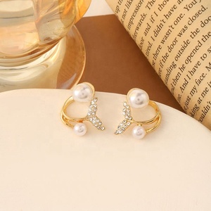 Pendientes de Perlas de Imitación con Forma de Cola de Pez, Chapados en Oro de 14K, Acero Inoxidable, Joyería de Lujo de Alta Calidad Hecha a Medida para Mujer - Product Image 3