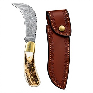 Cuchillo de caza de acero de Damasco con hoja de punta caída y filo recto, mango de asta de ciervo, bolster de latón, funda de cuero personalizada, 16 cm de largo total - Product Image 1