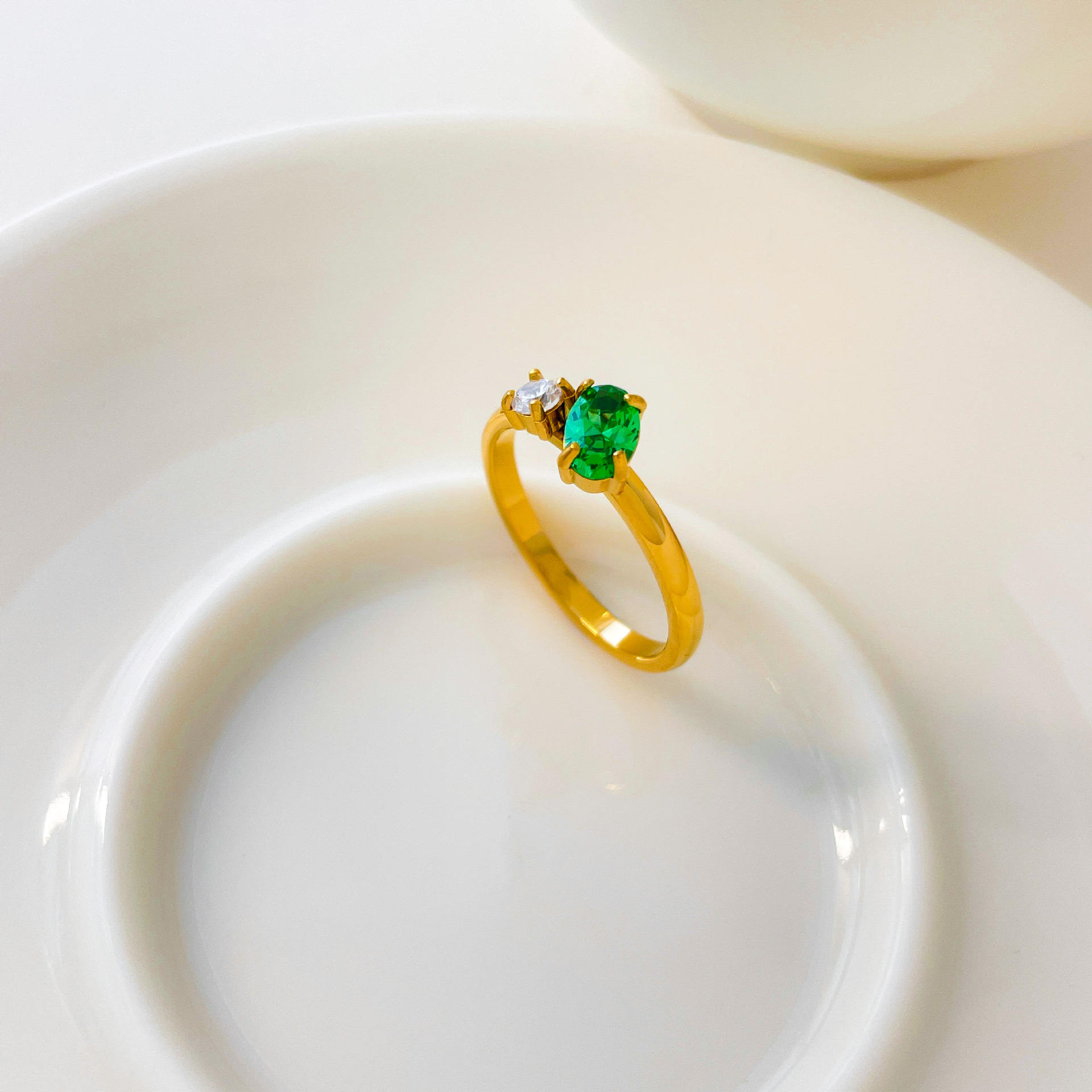 มรกต + ขาว