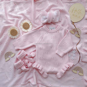 Romper de punto Pointelle con estampado de flores Peach Bloom y volantes en las piernas, suéter de algodón personalizado para baby shower, pelele. - Product Image 2