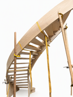 Escalier en colimaçon moderne en bois sur mesure fabriqué en usine dans le Jiangsu avec marches en bois massif pour villas de luxe