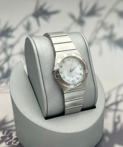 Montres mécaniques vintage élégantes et tendance de créateurs authentiques ; Montre pour femme de haute qualité en nacre et saphir - Product Image 2