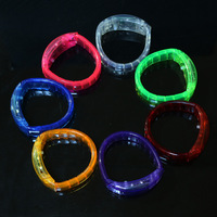 Bracelet LED en TPU avec logo personnalisé avec lampe de poche activée par le son d'un concert de musique pour le ramadan et les fêtes de remise des diplômes